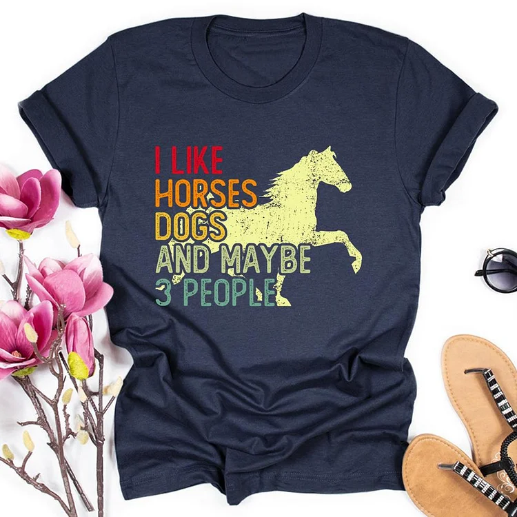 I Like Horses Dogs And Maybe 3 People Round Neck T-shirt