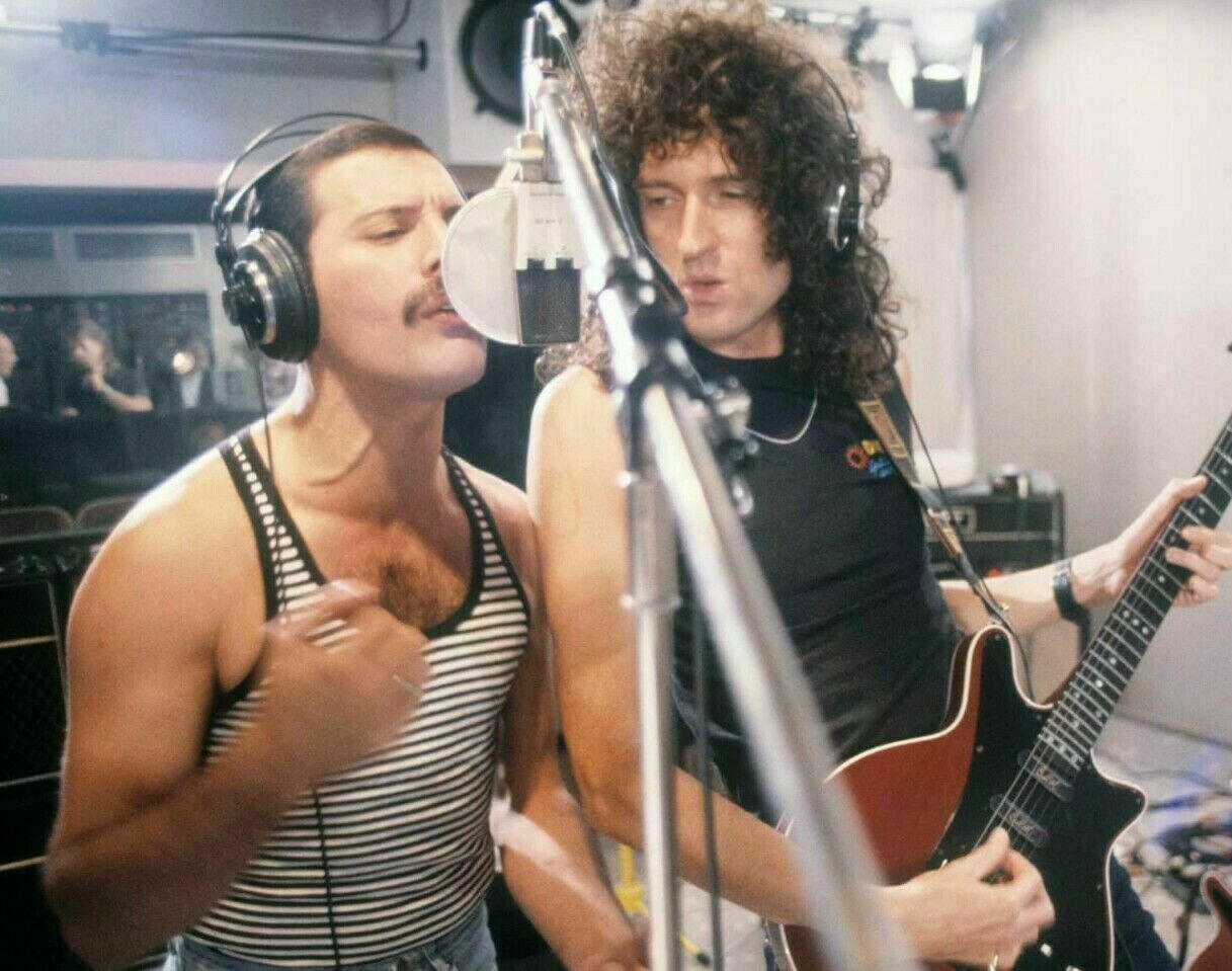 QUEEN BAND 11x14 Photo Poster painting - Freddie Mercury & Brian May in the studio!