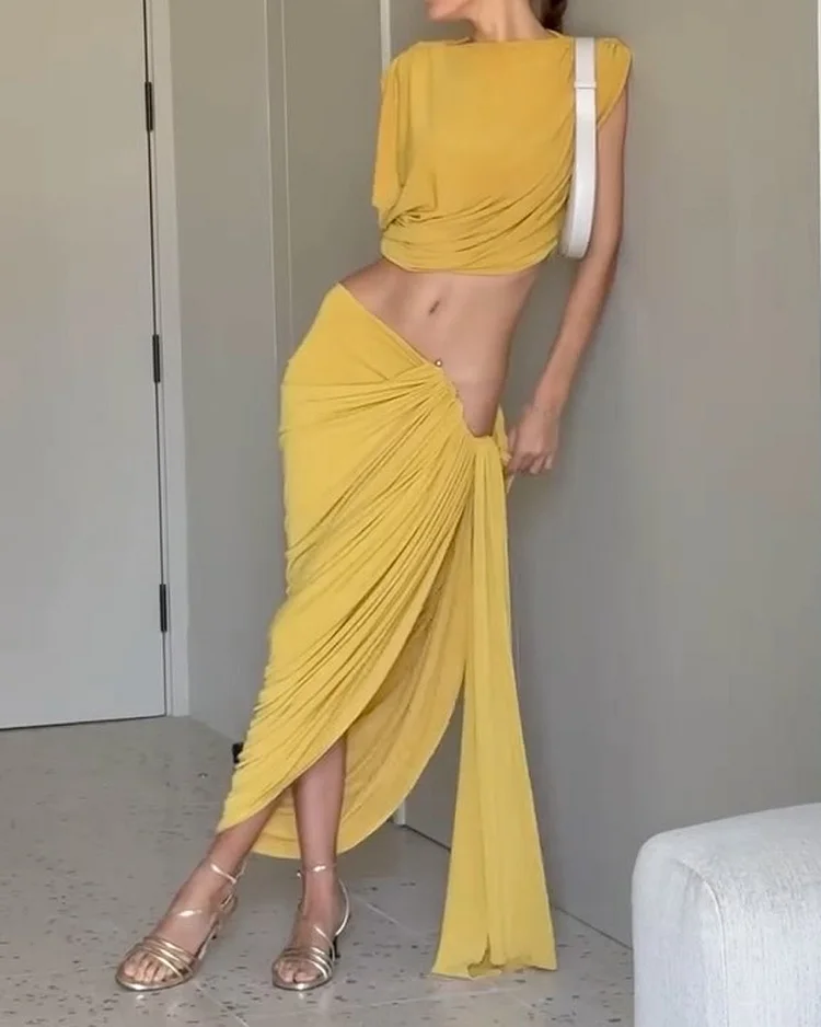 Sleeveless solid color two piece suit