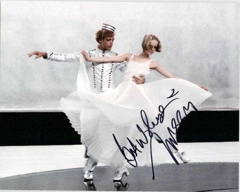 Twiggy Lawson Signed Autographed Glossy 8x10 Photo Poster painting - COA Matching Holograms