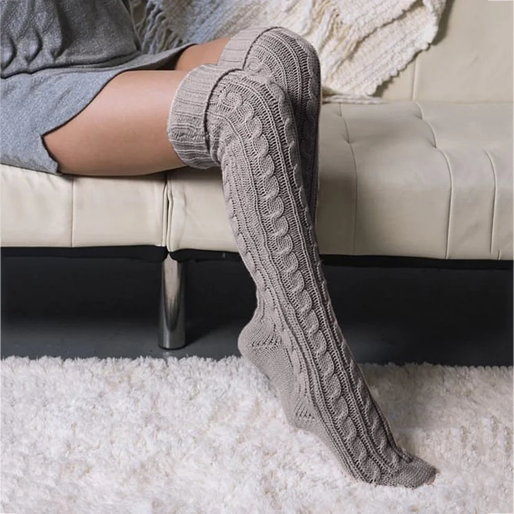 Mittellange gedrehte Overknee-Socken aus Wolle
