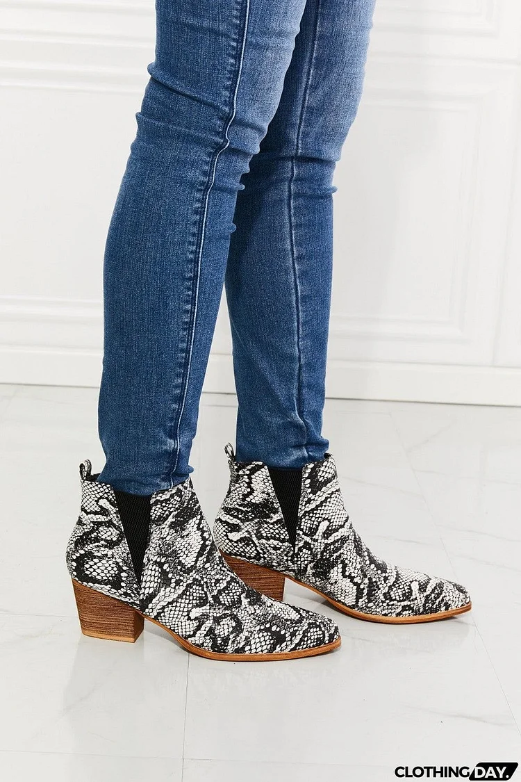 MMShoes Back At It Point Toe Bootie in Snakeskin