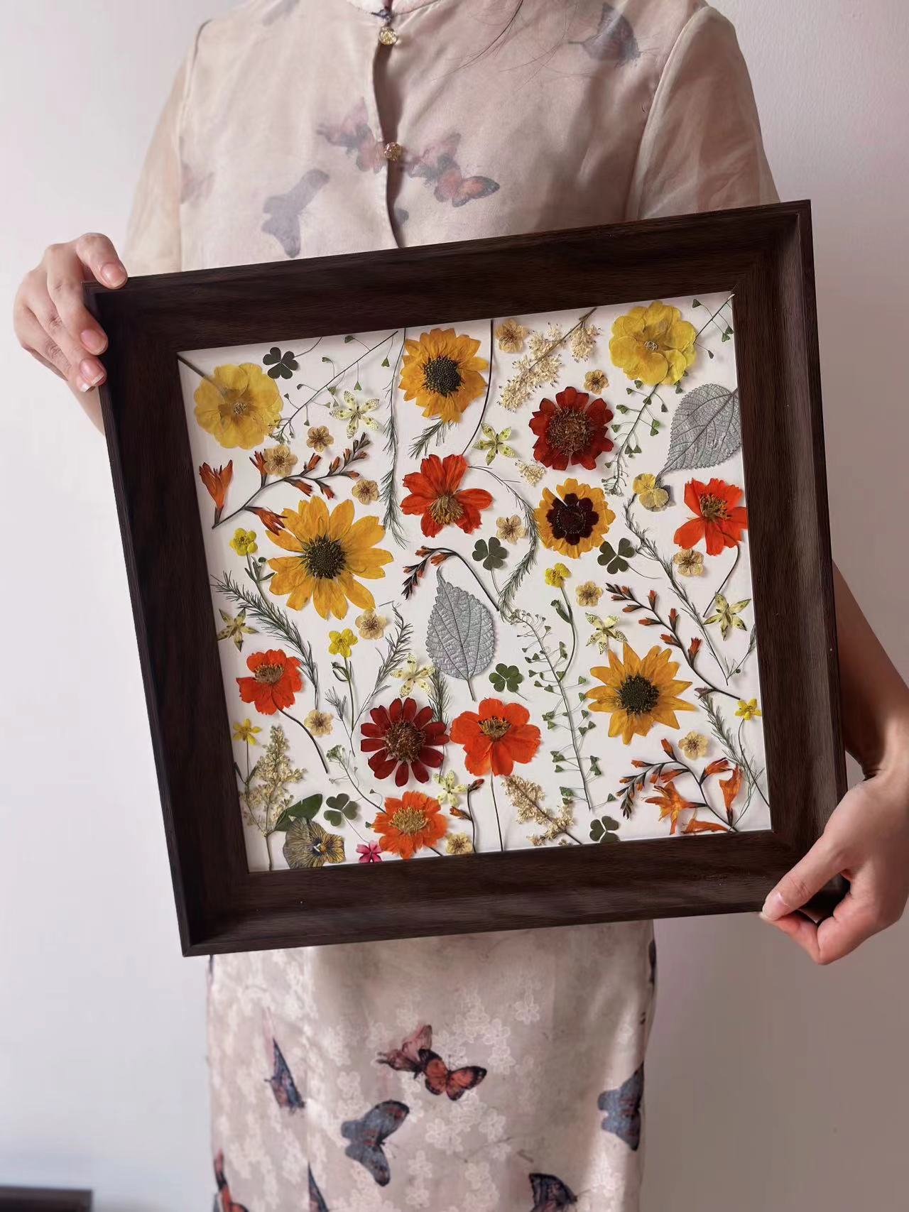 Chrysanthemum Breeze 1 |Resin Or Wooden Fame |Custom Pressed Flower Preservation | Wedding Flowers | Memorial Flower | Meadow Design | Home Decor