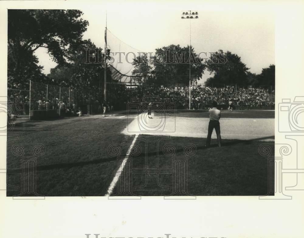 Press Photo Poster painting Baseball action in a packed stadium - tus06727