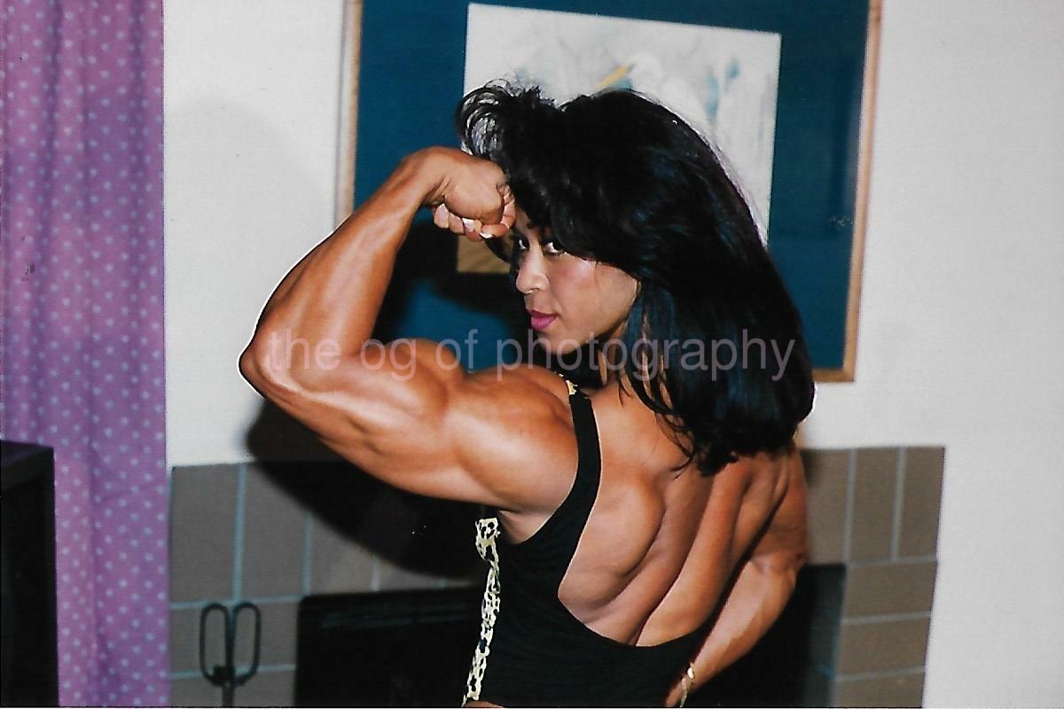 FEMALE BODYBUILDER 80's 90's FOUND Photo Poster painting Color MUSCLE GIRL Original EN 18 10 A