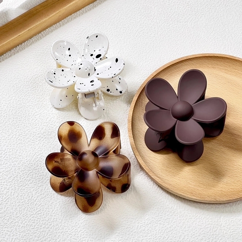 Sweet Minimalist Women’s Flower Plastic Hair Claws