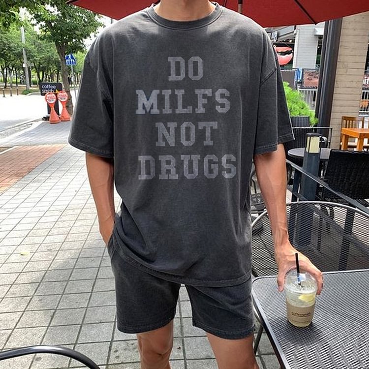 DO DILFS NOT DRUGS Printed Casual Tee