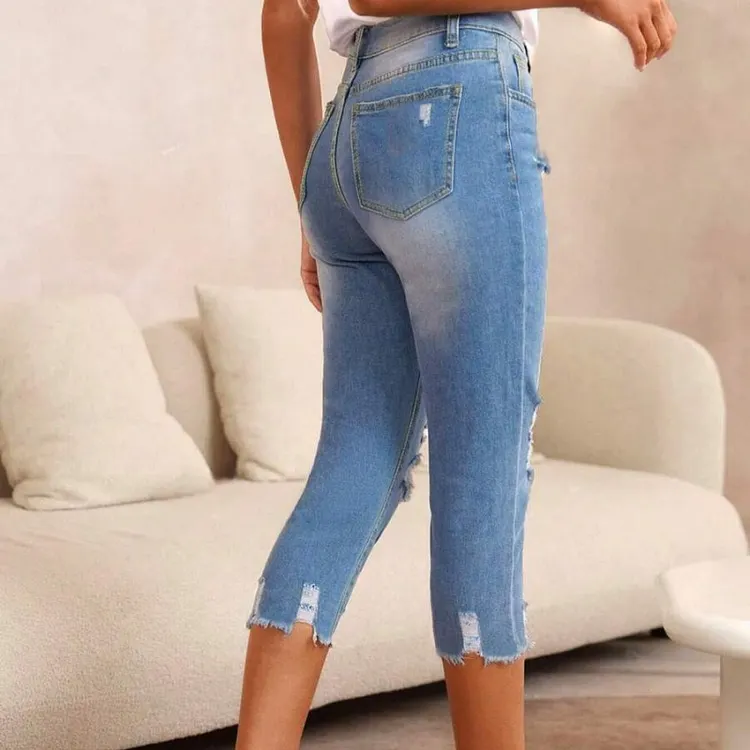 Jeans da donna strappati con orlo grezzo effetto lavato