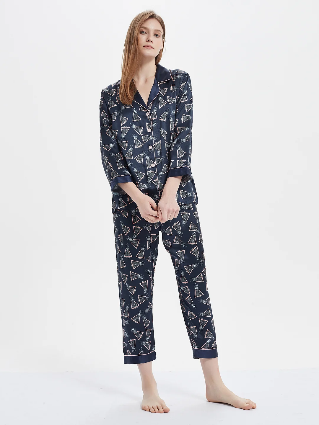 19 MOMME Pyjama en soie à motifs triangles bleu marine 1