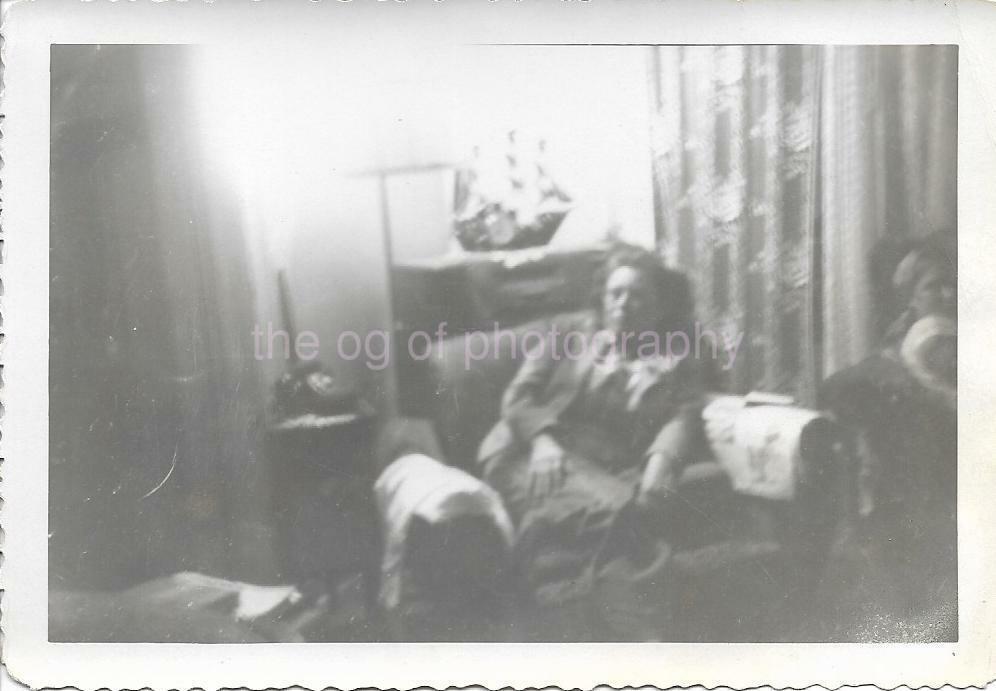 A WOMAN RENDERED DARKLY 40s Vintage FOUND Photo Poster painting bwOriginal 98 19