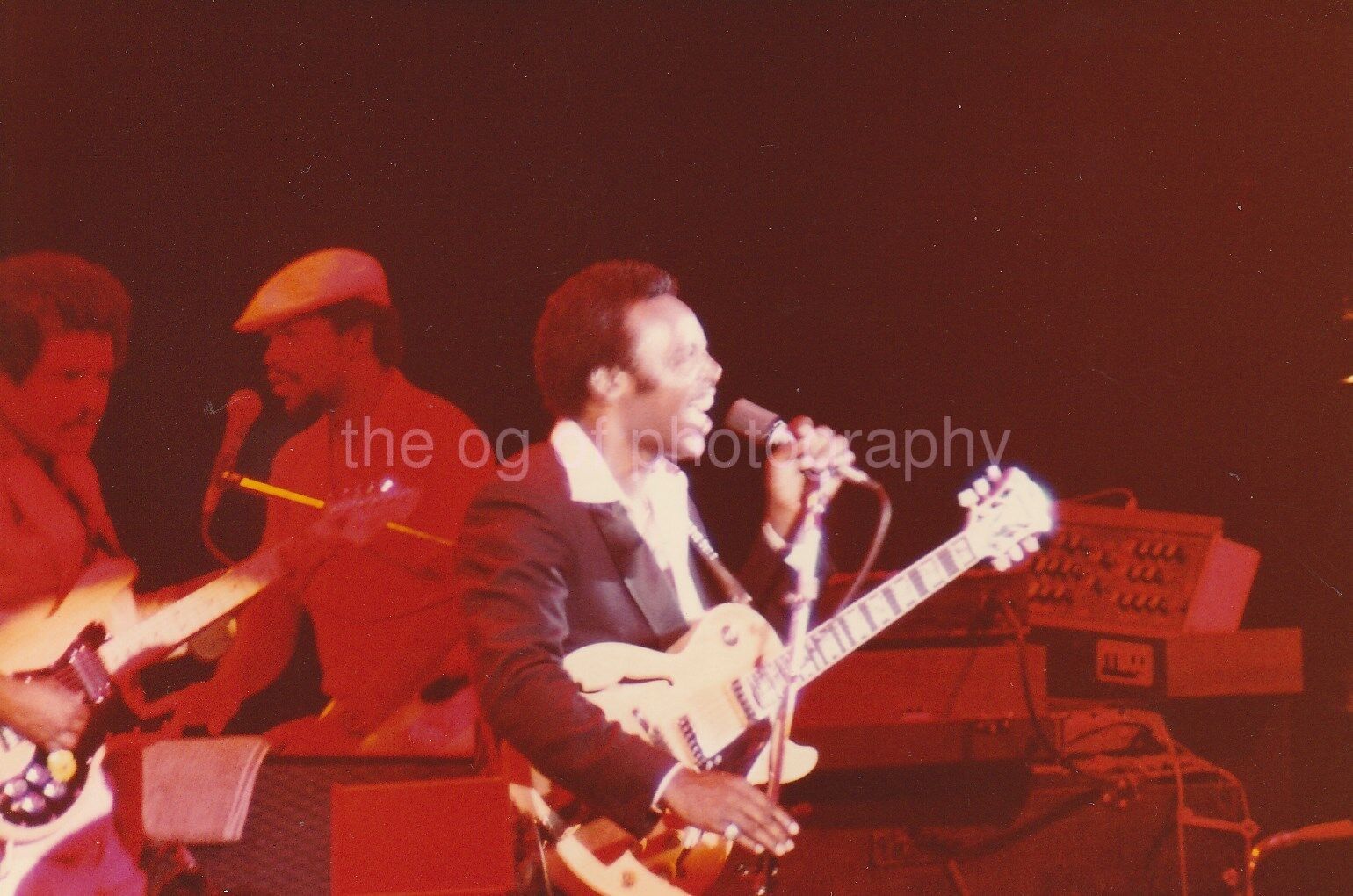 GUITARIST GEORGE BENSON IN CONCERT Found Photo Poster painting COLORJAZZ R&B 89 1