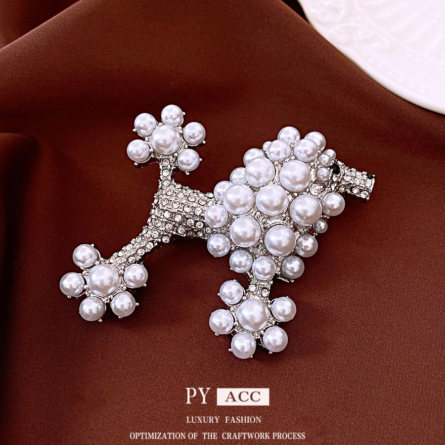 French court style diamond and pearl-encrusted puppy brooch understated luxury high-end suit pin fashionable and sophisticated accessory niche