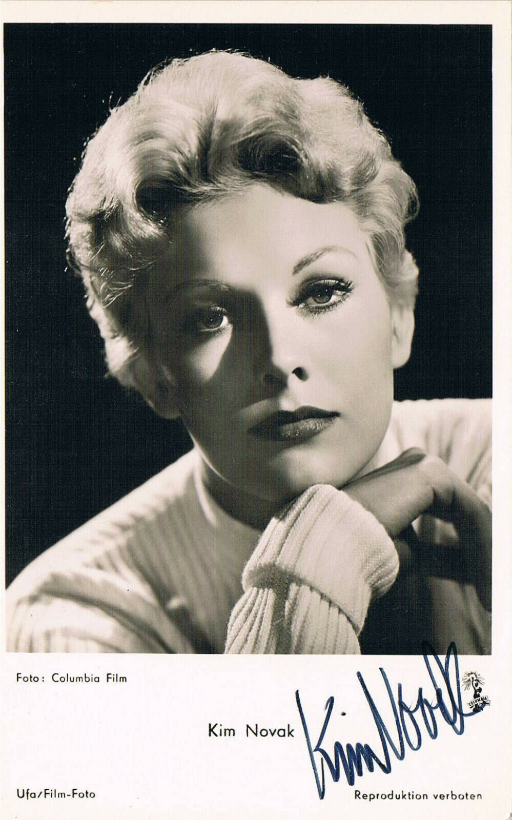 Kim Novak 1933- autograph signed postcard Photo Poster painting 3.5x5.5