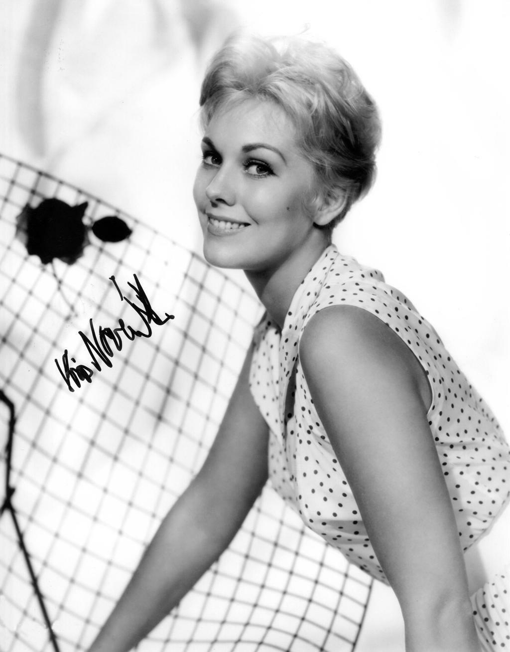 Kim Novak Signed Authentic Autographed 11x14 B/W Photo Poster painting BECKETT #BC72547