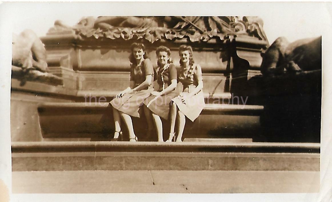 40's GIRLS Vintage FOUND Photo Poster paintingGRAPH bw YOUNG WOMEN Original Snapshot 03 6 I