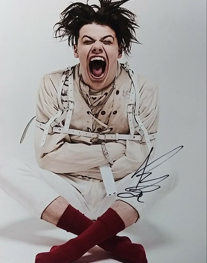 Yungblud signed 8x10