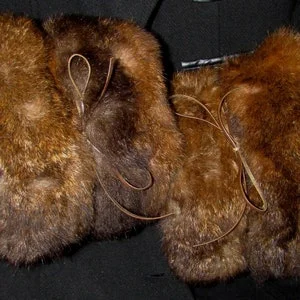 pornhint Pornhint Superbe and rich real sienna opossum fur cuffs / ƒlŽgante et riche paire de manchettes de fourrure vŽritable d'opossum terre de sienne