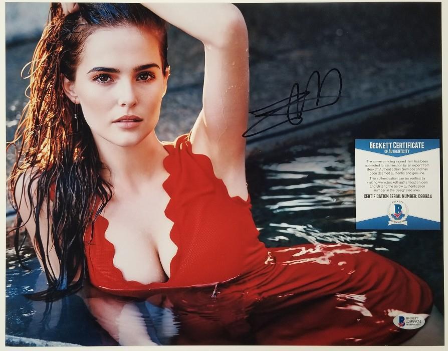 ZOEY DEUTCH Signed 11x14 Photo Poster painting Beautiful Creatures Flower Auto ~ Beckett BAS COA
