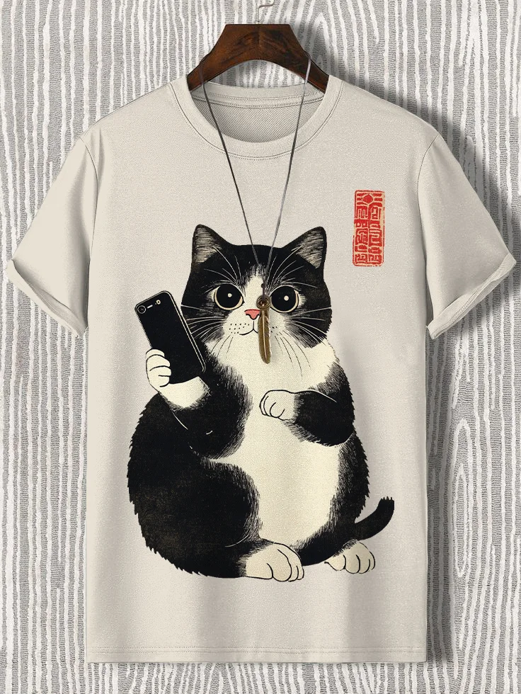 Men's Cat Plays Mobile Phone Japanese Art Print Cotton Casual T-Shirt