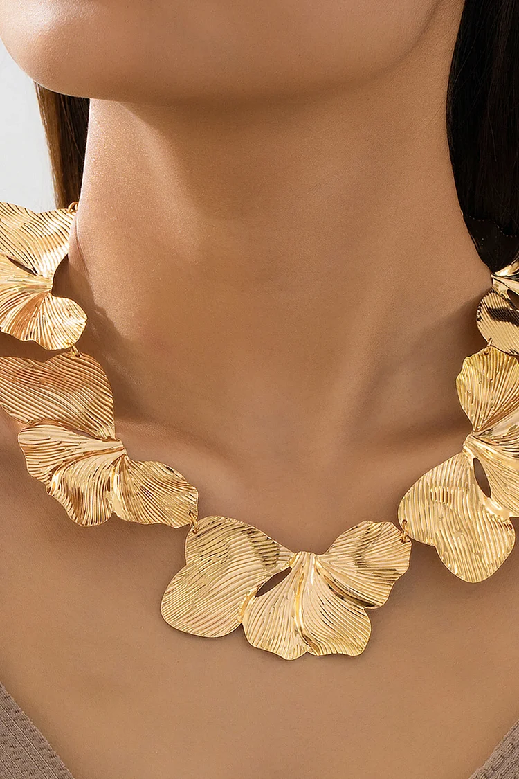 Pleated Oversize Flower Design Alloy Fashionable Necklace
