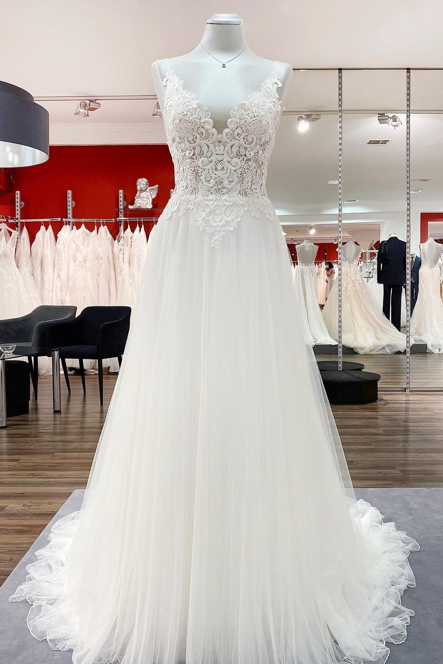 Dresseswow Modern Long Tulle V-Neck Sleeveless Wedding Dress With Lace Ruffles