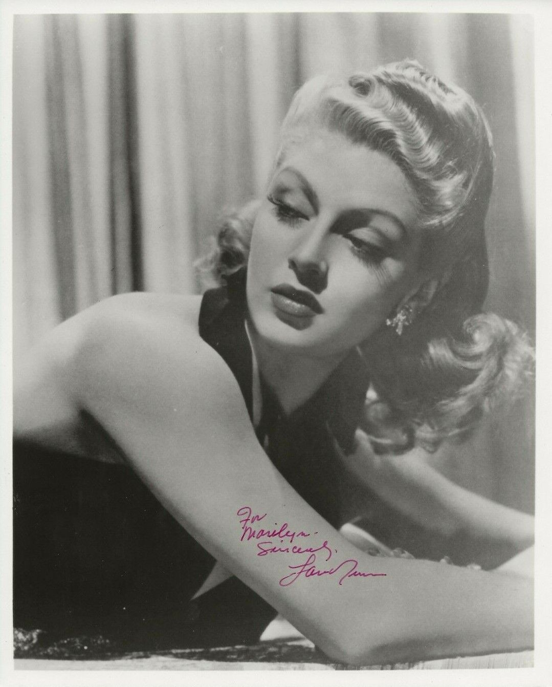 LANA TURNER Signed Photo Poster painting Autographed 8x10 PIN-UP MODEL Actress Culture Icon COA