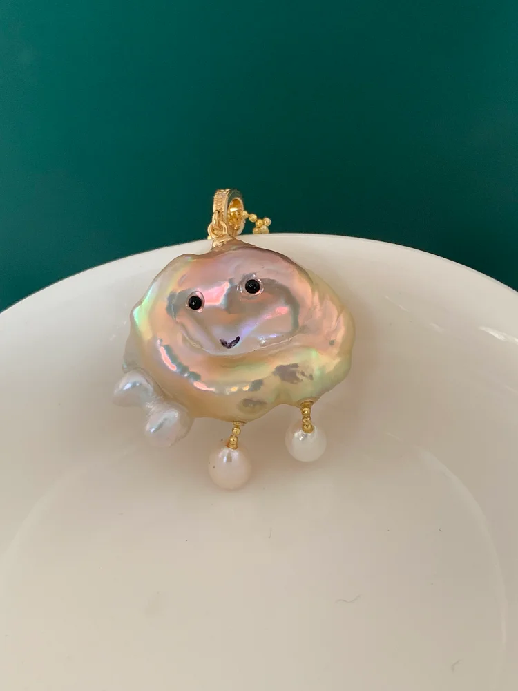 TINA PEARL is wearing a cloud pearl necklace with a bow  （ just 1 )