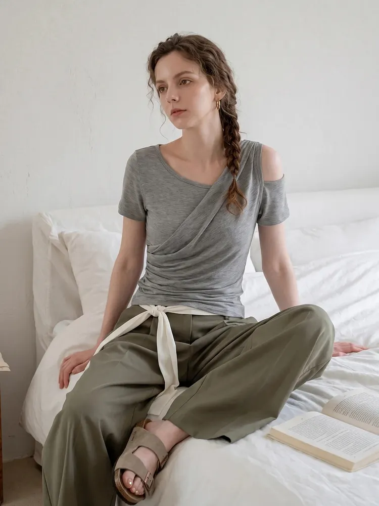Gray off-shoulder pleated waist short-sleeved T-shirt