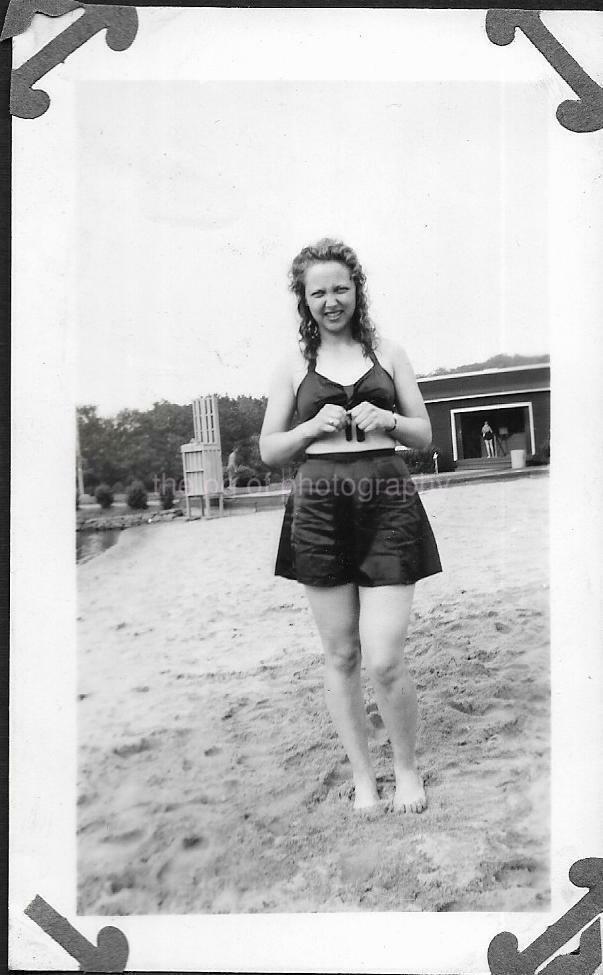 Vintage FOUND Photo Poster paintingGRAPH bw A DAY AT THE BEACH Original SNAPSHOT JD 110 4 V