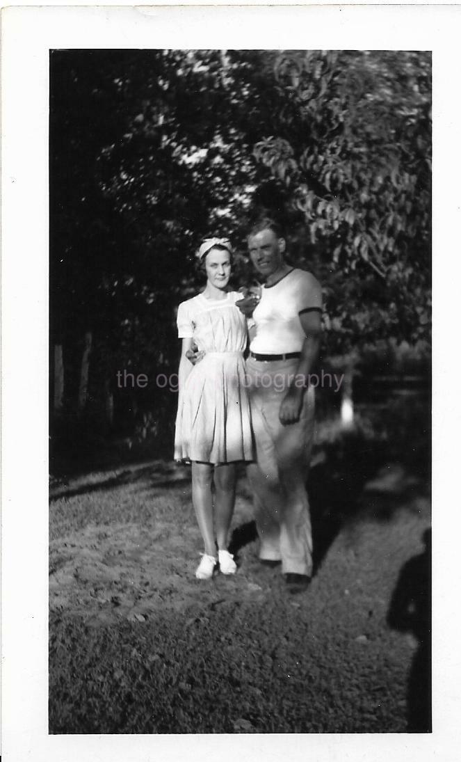 Vintage FOUND Photo Poster painting Original BLACK AND WHITE Snapshot Photo Poster painting Original DD 910 19 J