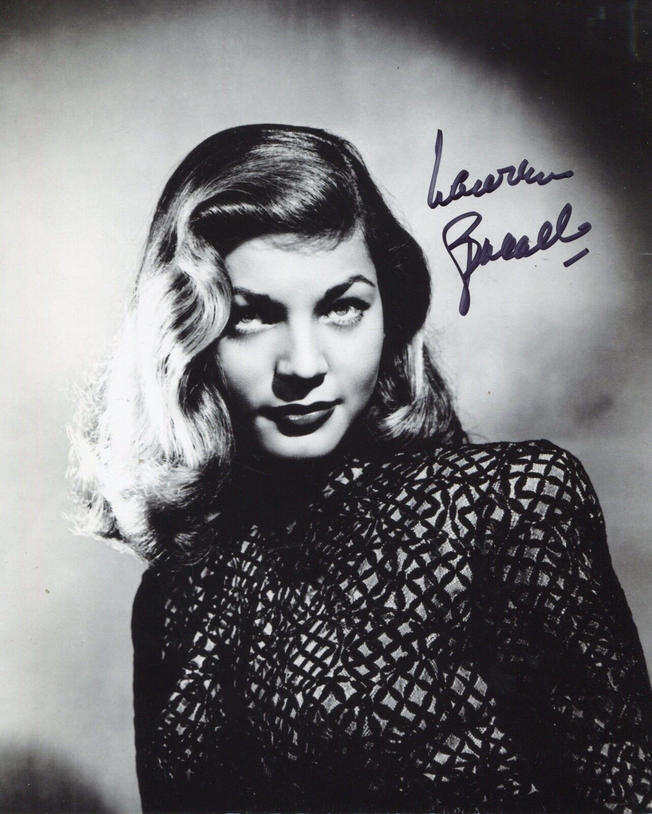 Hollywood actress LAUREN BACALL signed 8x10 Photo Poster painting IMAGE No2  UACC DEALER