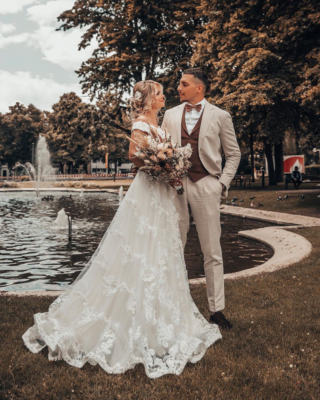 Daisda Long A-line Off-the-shoulder 3D Flroal Wedding Dress With Lace Appliques