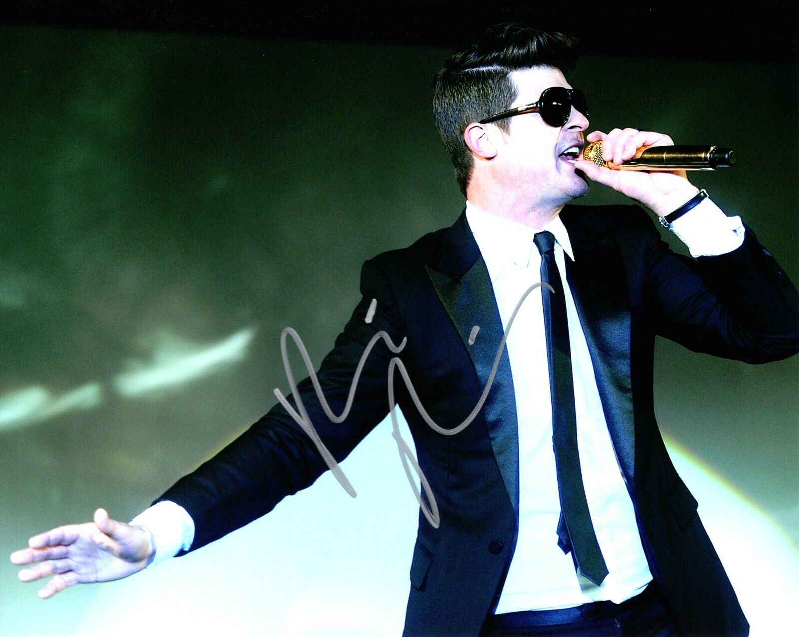 Robin Thicke Signed - Autographed Concert 8x10 inch Photo Poster painting - Blurred Lines + COA