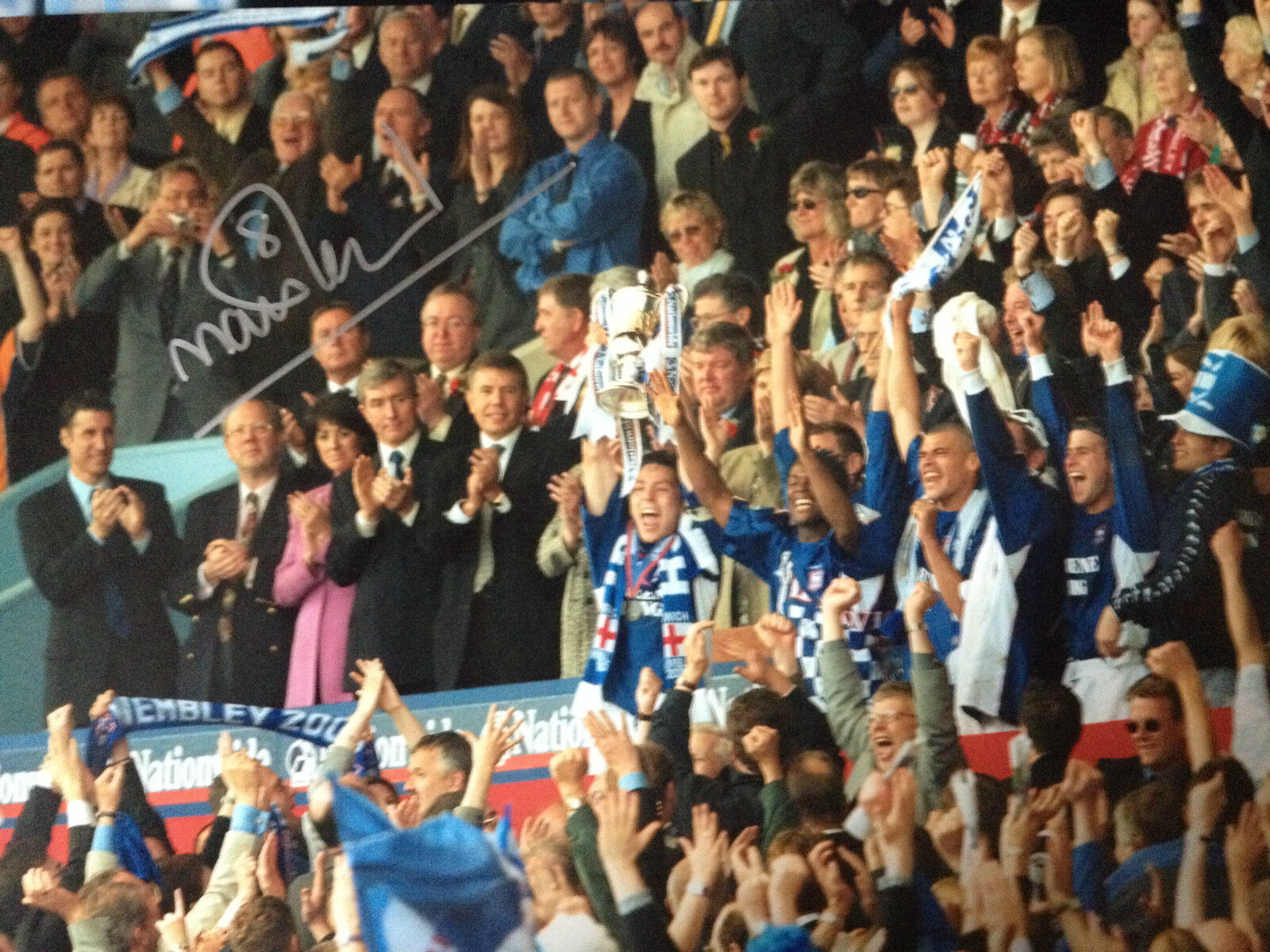 MATTY HOLLAND - IPSWICH TOWN LEGEND - SUPERB SIGNED COLOUR Photo Poster paintingGRAPH