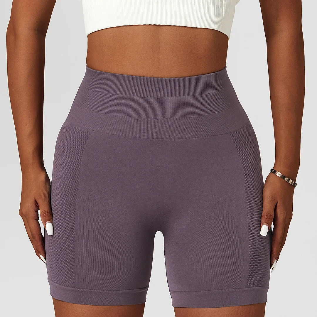 Seamless hip-lifting sports shorts