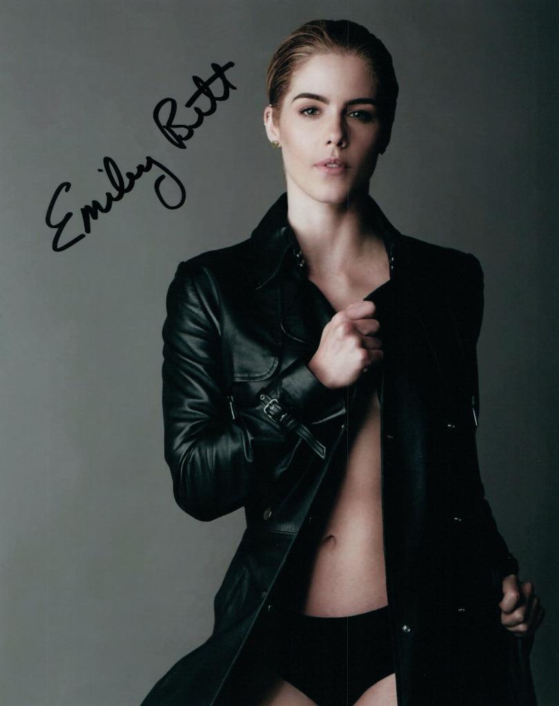 Emily Bett Rickards 8x10 signed Photo Poster painting autographed Picture + COA