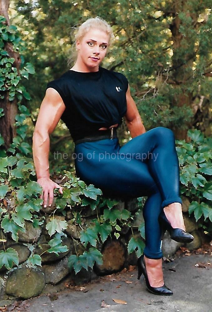 PRETTY BUFF WOMAN 80's 90's FOUND Photo Poster painting Color MUSCLE GIRL Original EN 21 68 R