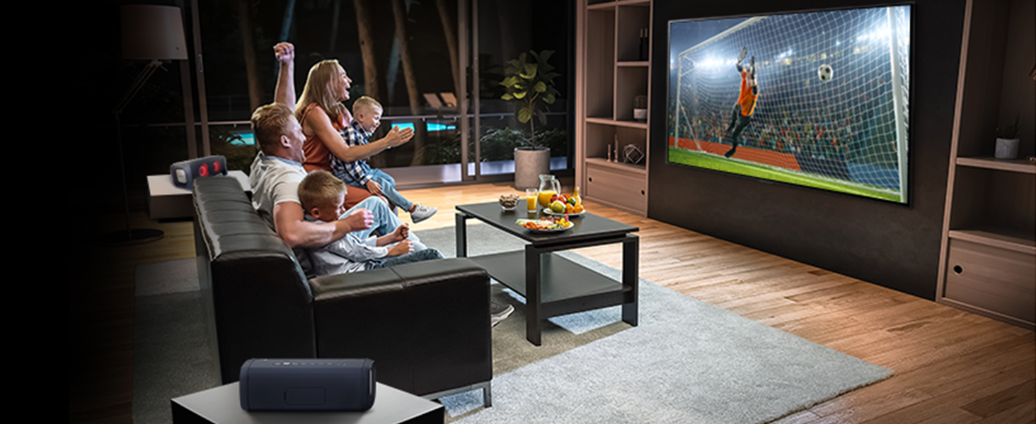 Wohnzimmer mit Familie die zusammen Fußball auf LG TV guckt und jubelt