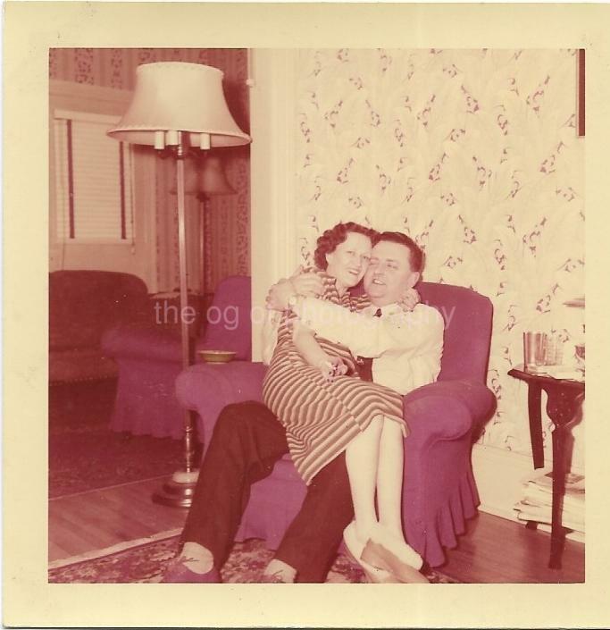 FOUND Photo Poster paintingGRAPH Color 60'S 70'S AMERICAN COUPLE Vintage WOMAN MAN JD 19 17 H