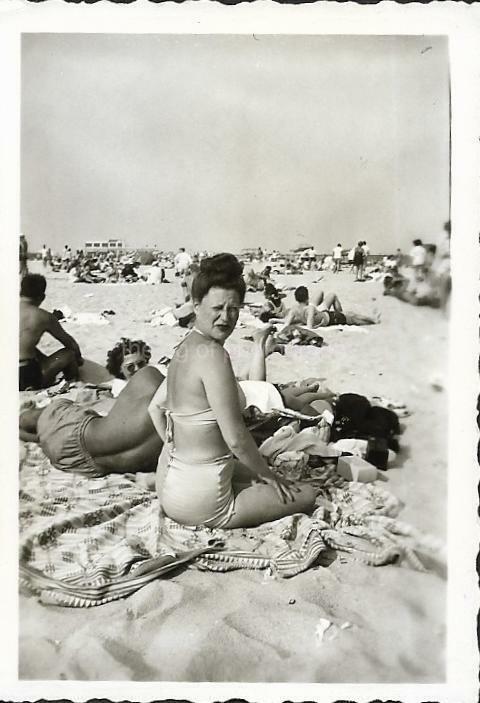 Vintage FOUND Photo Poster paintingGRAPH bw A DAY AT THE BEACH Original Snapshot JD 110 3 L