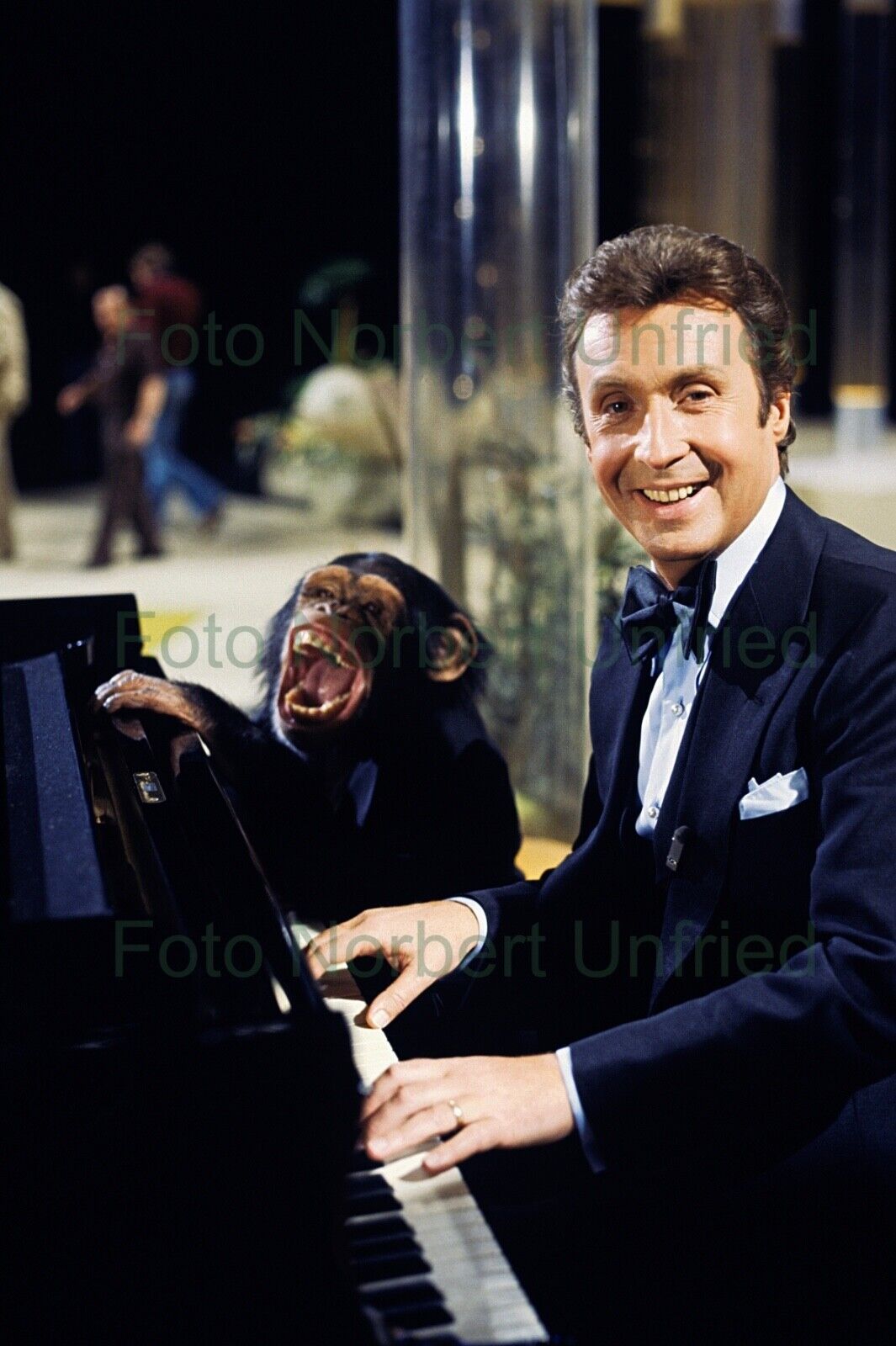 Peter Alexander With Chimpanzee 20 X 30 CM Photo Poster painting Without Autograph Nr 2-89