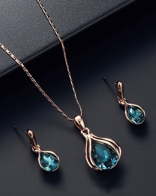 Drop-shaped necklace and earrings set