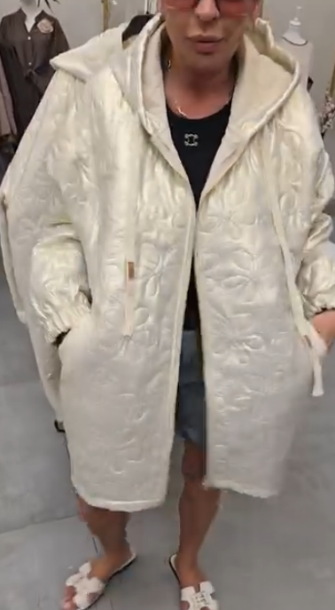 Damska bawełniana kurtka z kapturem i długim rękawem, ściągana sznurkiem, odpowiednia do noszenia jesienią i zimą, ozdobiona kwiatowym wzorem.