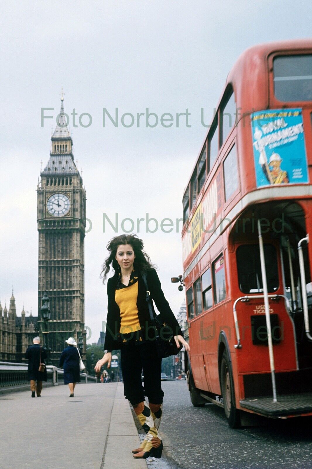 Vicky Leandros in London England - Foto 20 x 30 cm ohne Autogramm (Nr 2-110