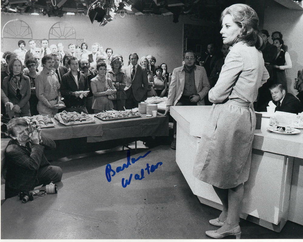 BARBARA WALTERS SIGNED AUTOGRAPH 8X10 Photo Poster painting - LEGEND THE VIEW 20/20 TODAY SHOW B