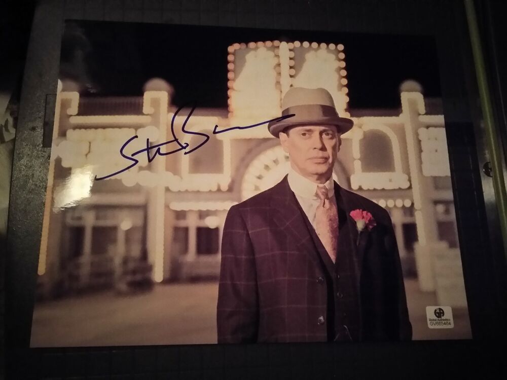 Steve Buscemi signed 8x10 GAI