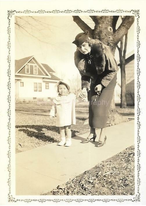 1930'S Found ANTIQUE Photo Poster painting bw FASHION WOMAN AND CHILD Original VINTAGE 111 14 G