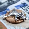 Amulette d'argent Rat souris sur pi&egrave;ce de monnaie 