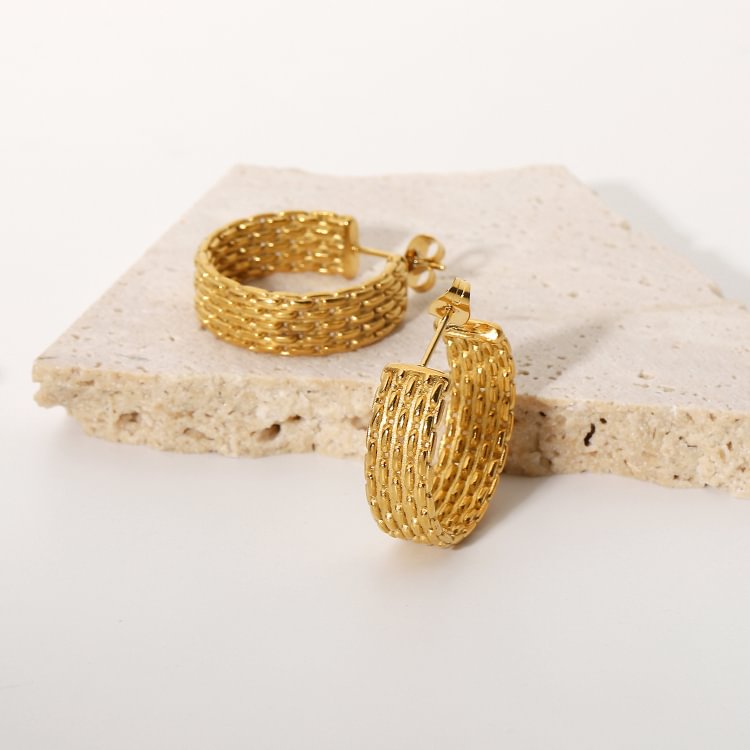 Twisted C-shaped earrings ladies pop earrings