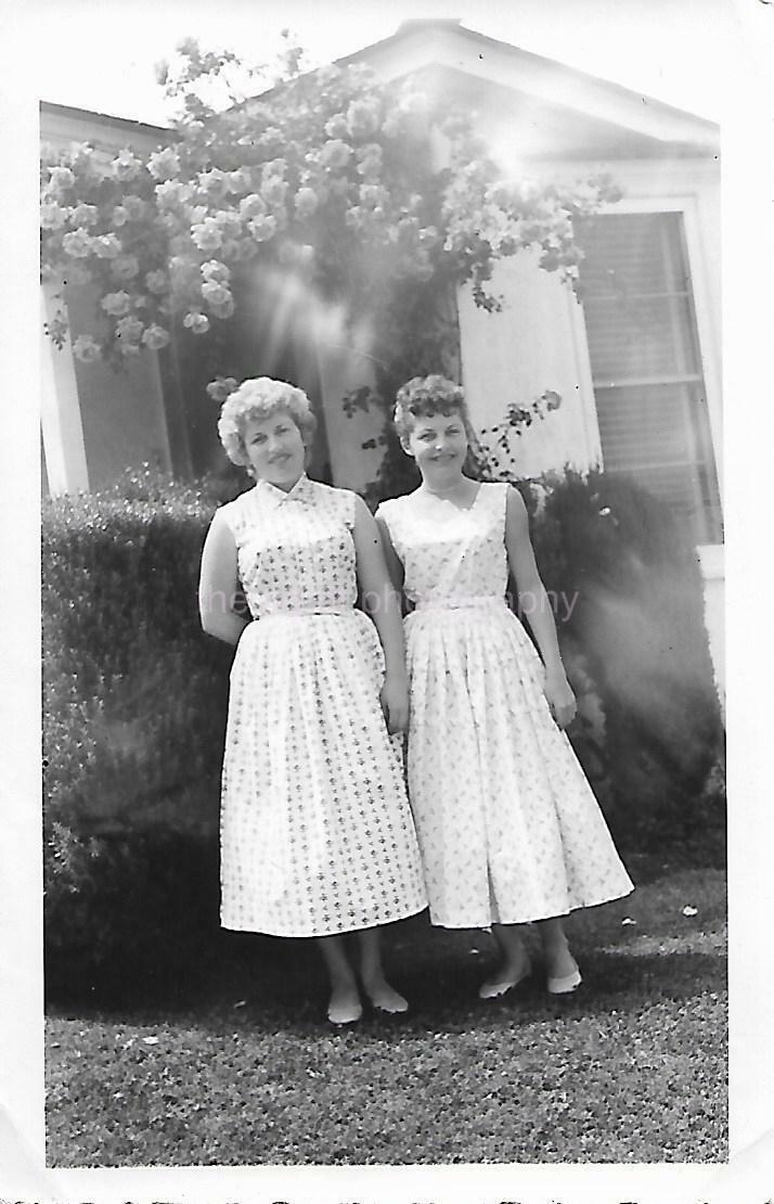 FOUND Photo Poster paintingGRAPH bw MID CENTURY WOMEN Original Portrait 14 18 U